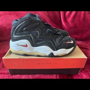 Nike Air Pippen in original box. Mens size 11 like new! Vintage